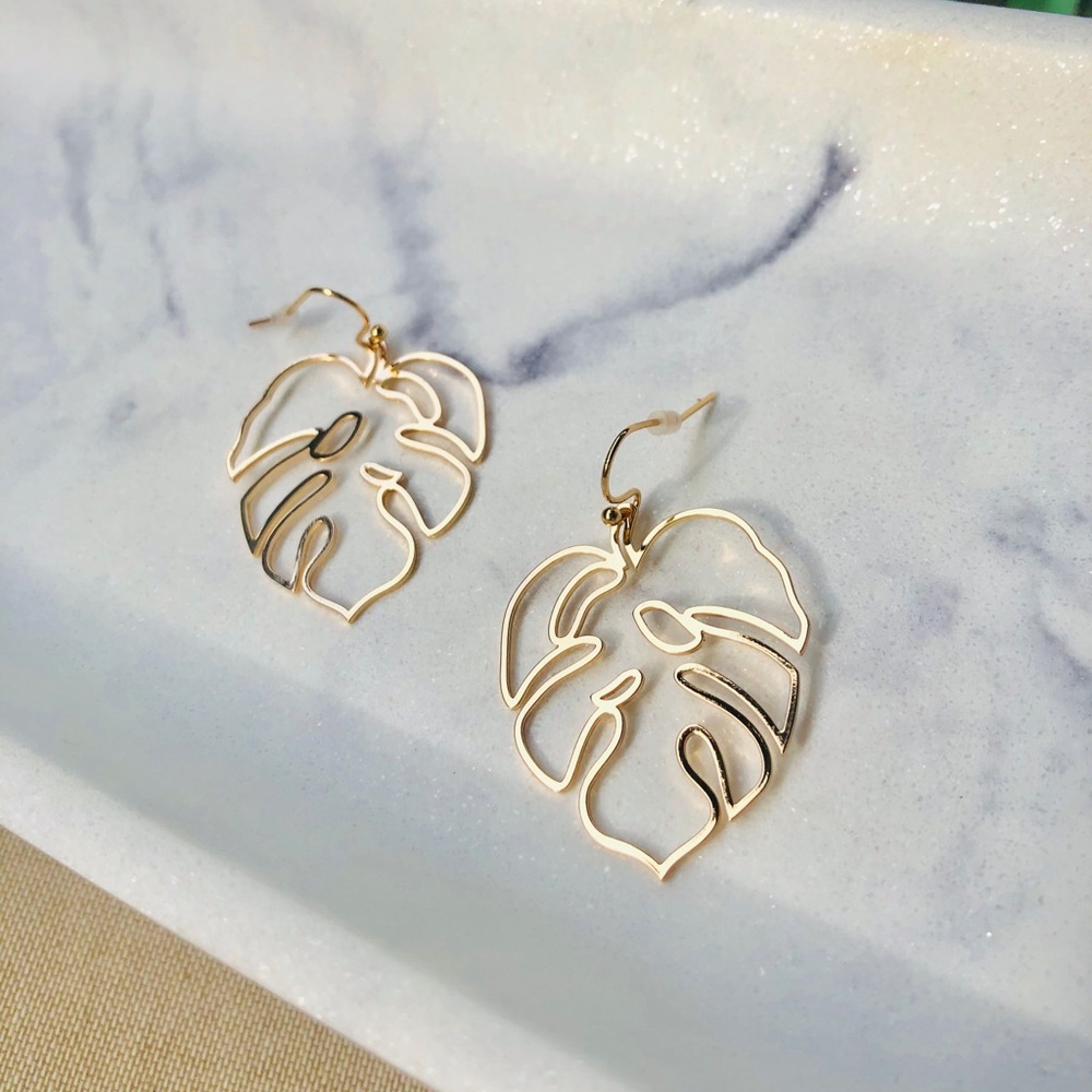 LAST ONE Armora’s | Gold Metal Palm Leaf Earrings! - Picture 2 of 3